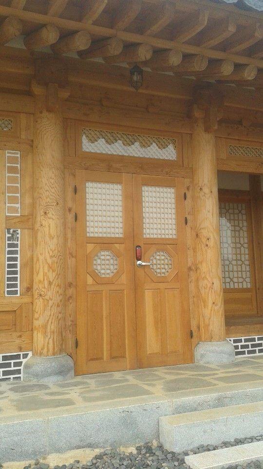격자 창을 낸 한옥 쌍여닫이 대문