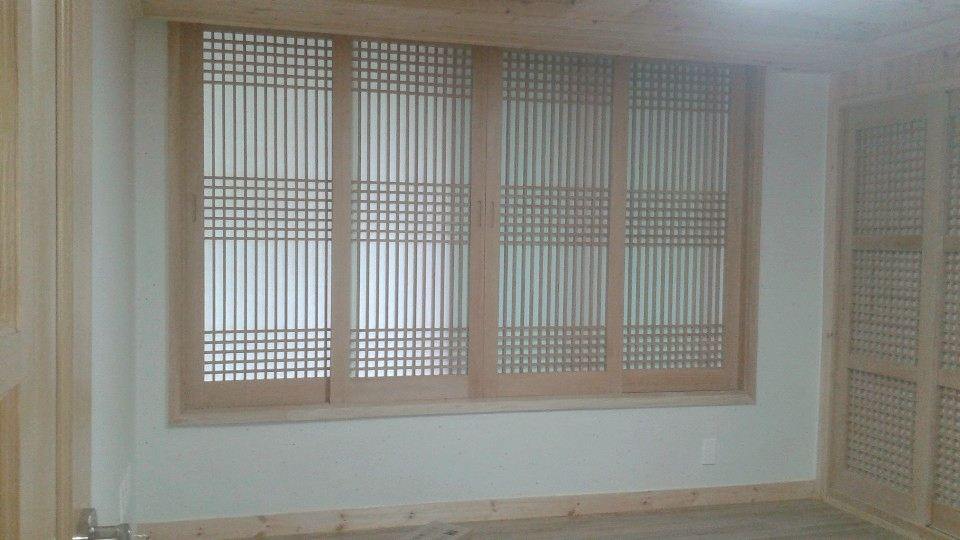 격자 창과 원목 천장