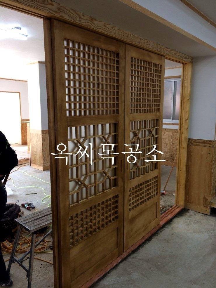한식당 격자 미닫이 설치