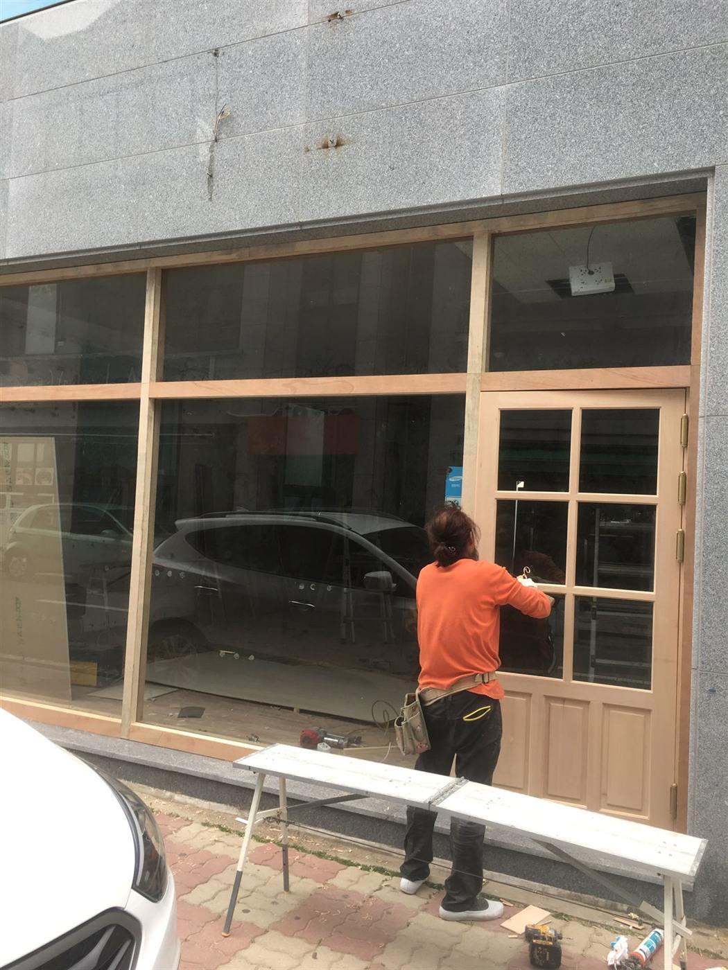 카페 정면 창호와 문