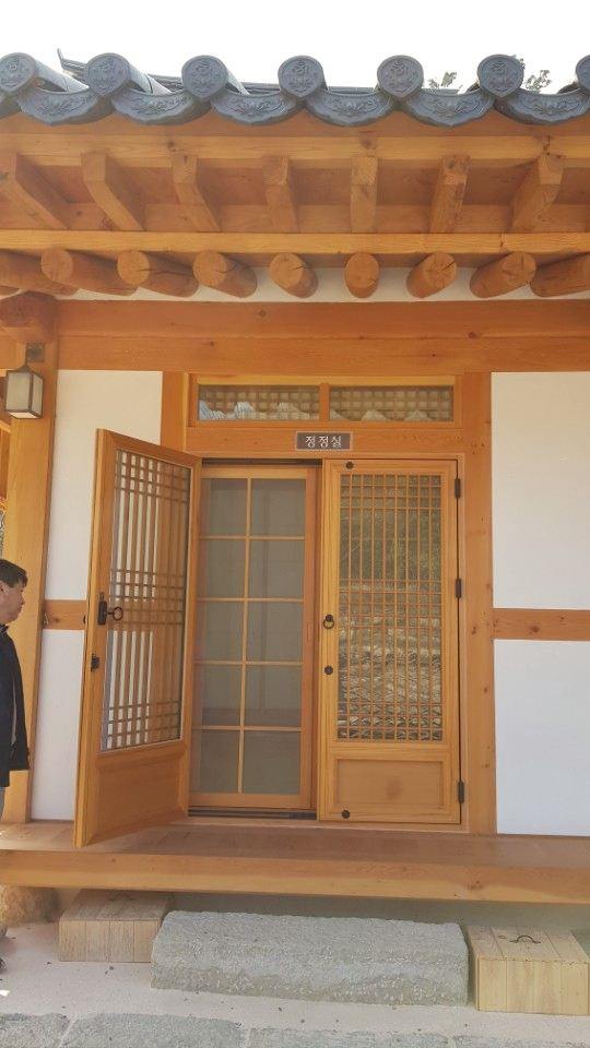 한옥 펜션 현관문