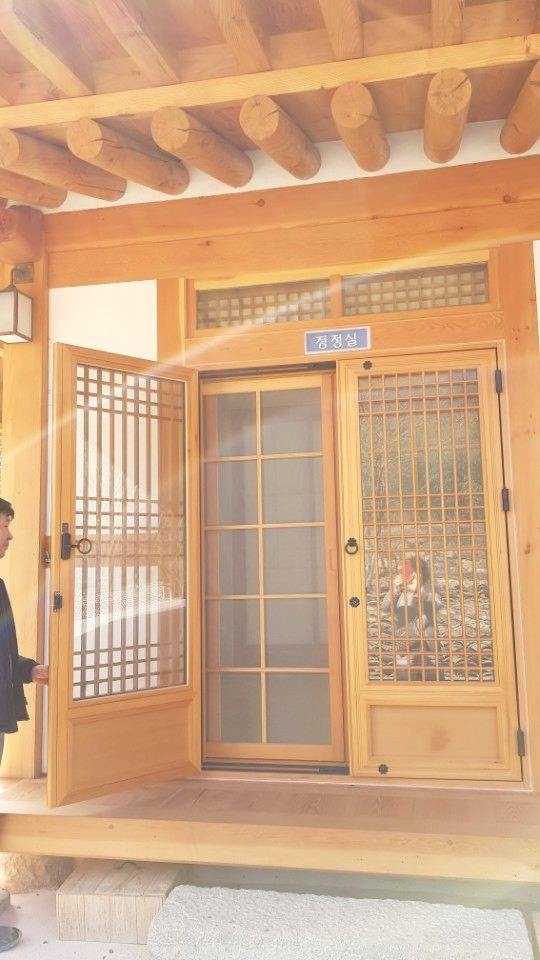 한옥 펜션 출입문